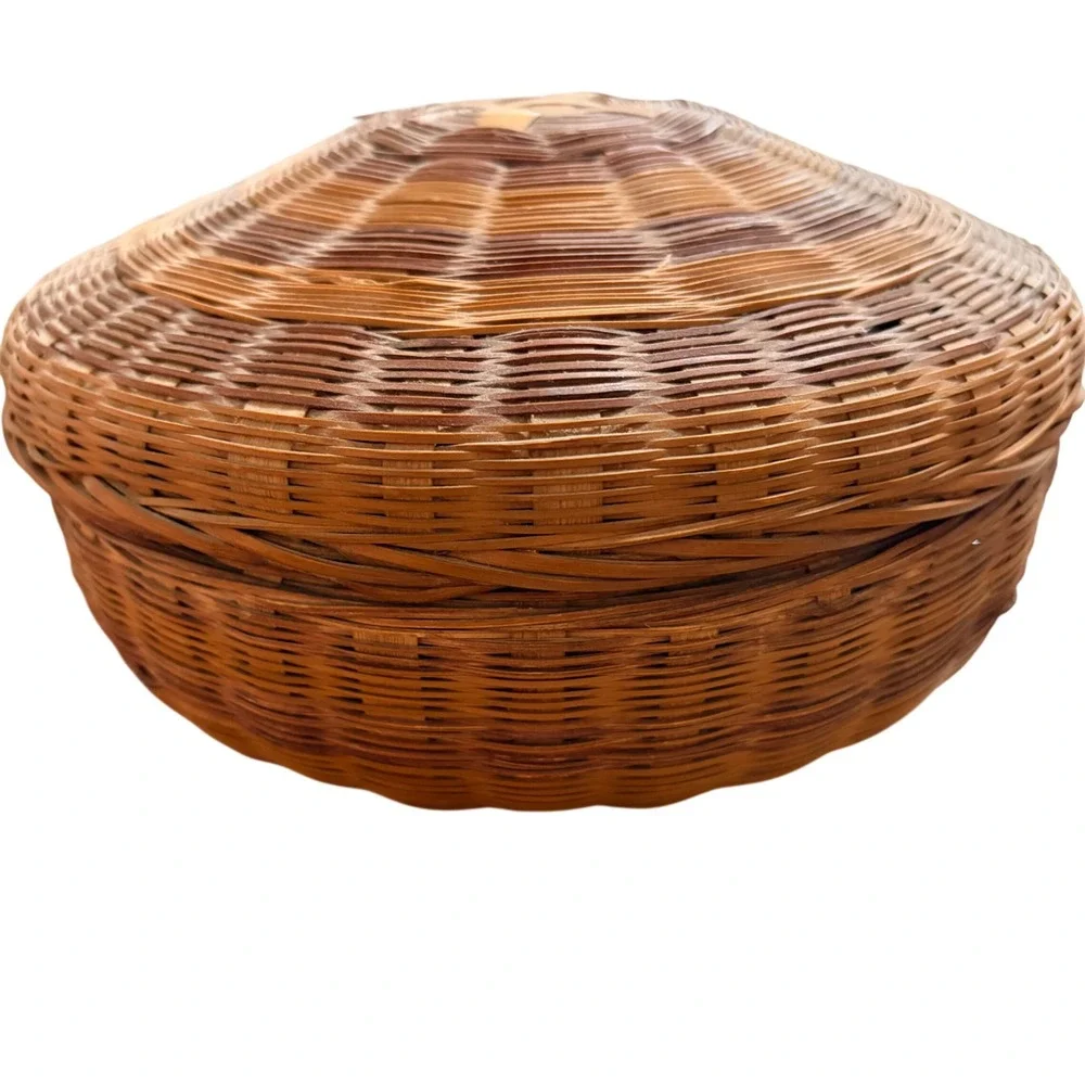 Vintage Handwoven Round Wicker Basket with Lid Brown‎ Tan Boho Storage 8 Inch